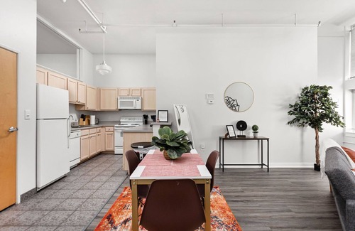 Mile Square Apartamento | 2BR/2BA In The Block Apartment by CozySuites