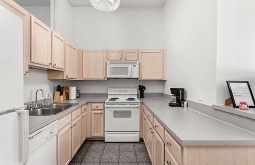 Mile Square Apartamento | 2BR/2BA In The Block Apartment by CozySuites