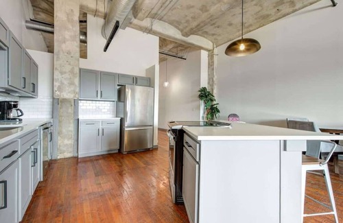 Crossroads Arts District Apartamento | 2BR/2BA Spacious Historic Loft With Gym