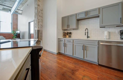 Crossroads Arts District Apartamento | 2BR/2BA Spacious Historic Loft With Gym