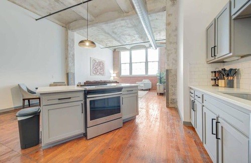 Crossroads Arts District Apartamento | 2BR/2BA Spacious Historic Loft With Gym