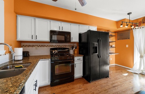 Wheaton Condominio | 2BR & 2BA Townhome style condo near Metro station