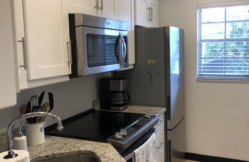 Coquina Sands Condominio | 2br 2ba actualizado condominio pasos a la playa y 4 cuadras de Olde Nápoles.