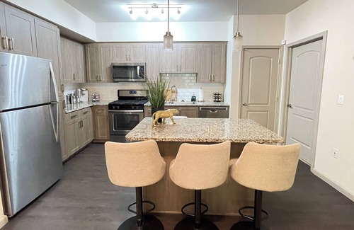Camarillo Apartamento | 2BR 3 Resort Like Pools. 3 Gyms EVchrgr Wifi