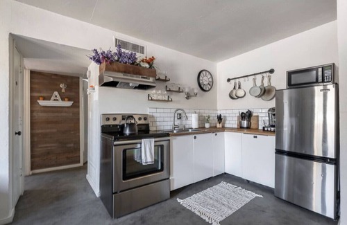 Rincon Heights Apartamento | 2BR, 6 Min to UofA – BBQ, Sunshine & Cozy Vibes!