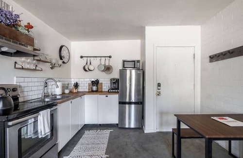 Rincon Heights Apartamento | 2BR, 6 Min to UofA – BBQ, Sunshine & Cozy Vibes!