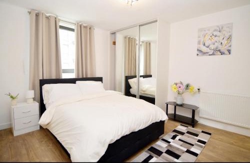 Royal Docks Apartamento | 2BR Apartment Near O2 Arena with Balcony in London