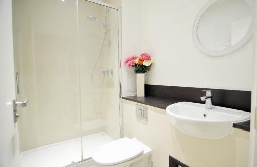 Royal Docks Apartamento | 2BR Apartment Near O2 Arena with Balcony in London