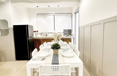Manoc-Manoc Apartamento | 2BR Apartment w/ Kitchen+Dining+Living Room / 30 Seconds walk to the White Beach