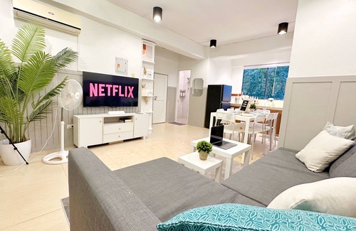 Manoc-Manoc Apartamento | 2BR Apartment w/ Kitchen+Dining+Living Room / 30 Seconds walk to the White Beach