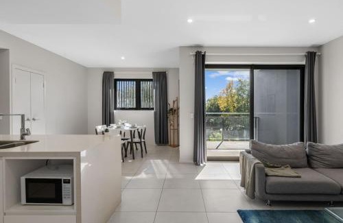 Macgregor Apartamento | 2BR Apartment with Balcony Near Food Shop and Transit
