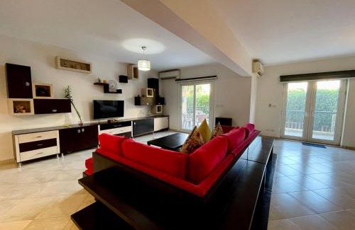 Al Rehab Apartamento | 2BR Apartment with Private Garden in Downtown Rehab Near Malls