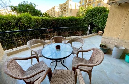Al Rehab Apartamento | 2BR Apartment with Private Garden in Downtown Rehab Near Malls