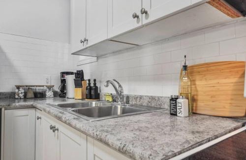 Durham Region Apartamento | 2BR Apt Mins from Beach and Downtown Free Parking