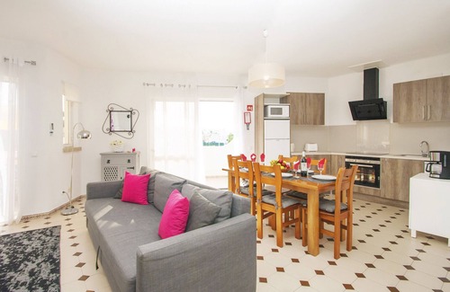 Castelo Apartamento | 2BR Apt w/ Terrace & Pool – Galé