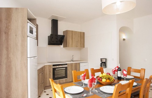 Castelo Apartamento | 2BR Apt w/ Terrace & Pool – Galé