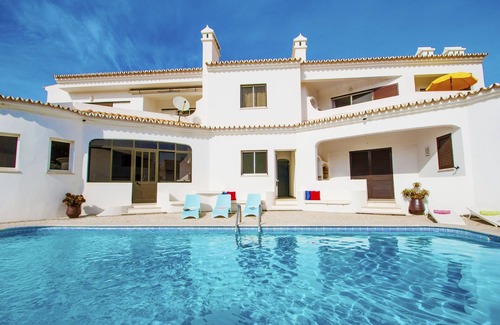 Castelo Apartamento | 2BR Apt w/ Terrace & Pool – Galé