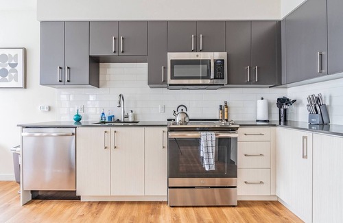 West Bellevue Apartamento | 2BR | Balcony, Views, Gym | Bellevue | Sophari B