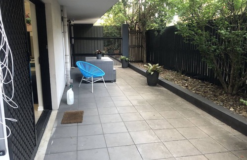 Brisbane Apartamento | Unidad de planta baja 2BR Brisbane con patio privado