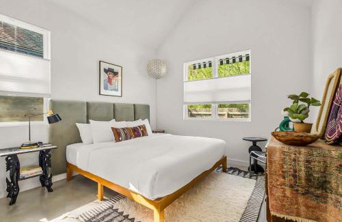 Holly Casa | 2BR Bungalow Near Lady Bird Lake & Rainey Street