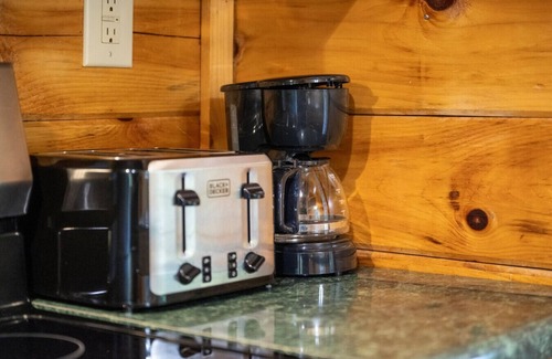 Sevierville Apartamento | 2BR Cabin w/Lake Access*Hot Tub*Game Room*Pets!