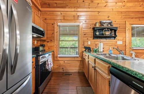 Sevierville Apartamento | 2BR Cabin w/Lake Access*Hot Tub*Game Room*Pets!