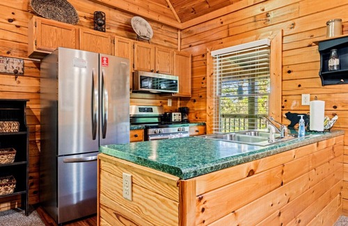 Sevierville Apartamento | 2BR Cabin w/Lake Access*Hot Tub*Game Room*Pets!