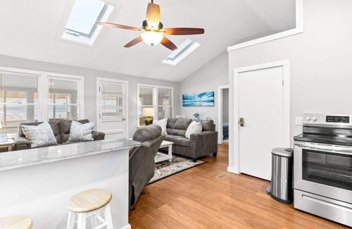 Colchester Casa | 2BR Camp w/ Amazing Beach Views