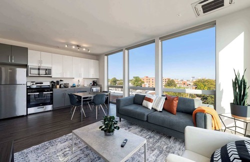 Palmer Square Apartamento | 2BR City Loft Amazing Glass Views