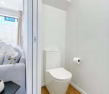 Grey Lynn Casa | 2BR City Townhouse with air con Courtyard and Parking