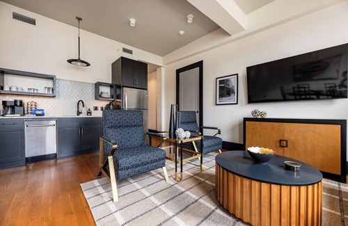 French Quarter Hotel | 2BR Cityscape 2 Blocks from Bourbon St | The Mayfair
