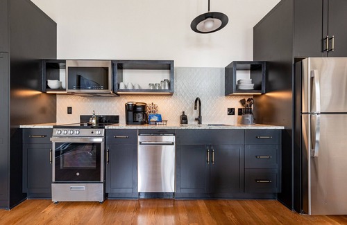 French Quarter Hotel | 2BR Cityscape 2 Blocks from Bourbon St | The Mayfair