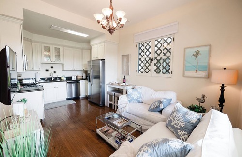 The Mesa Condominio | 2BR Coastal/Condo/Minutes 2 Beaches, Dining & Shops.Ocean Views & Sunsets!