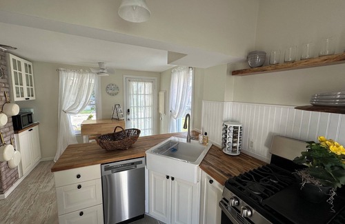Milford Casa | 2BR Coastal Retreat close to Yale and walk to NY Train!