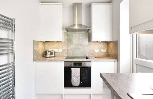 Aylesbury Casa | 2BR Comfort Stay | Kitchen, Lounge & Sleeps 4