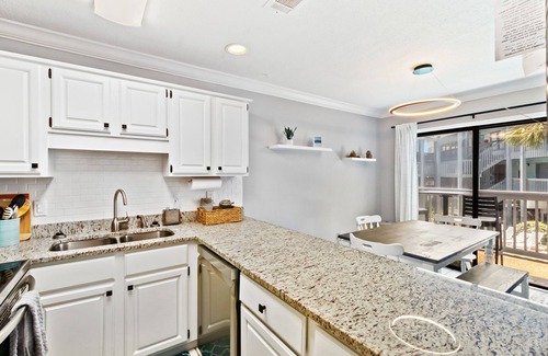 Gulf Shores Apartamento | 2BR Condo Beach Access, Pool and Walk to Hangout!