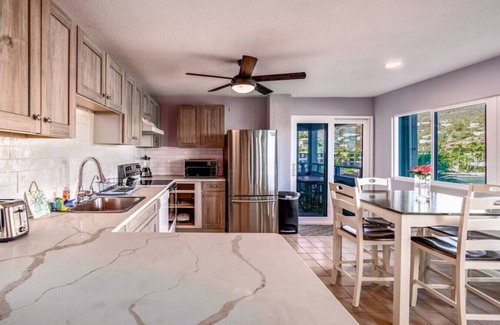 Bolongo Bay Condominio | Sea Cliff 18-11 - Condominio 2BR justo en el agua!