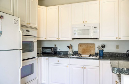 Wareham Cabaña | 2BR Cottage with Stunning Water Views & Beach Access
