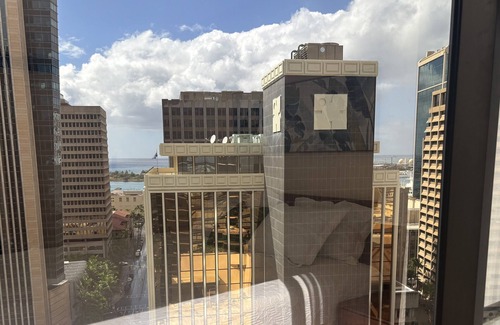 Downtown Honolulu Condominio | 2BR+Den High Floor Ocean View Free Parking