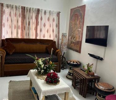 Kolkata Apartamento | 2BR Dhakuria Apartment - Dev's Corner