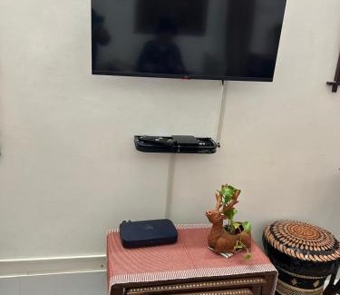 Kolkata Apartamento | 2BR Dhakuria Apartment - Dev's Corner