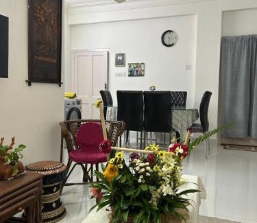 Kolkata Apartamento | 2BR Dhakuria Apartment - Dev's Corner