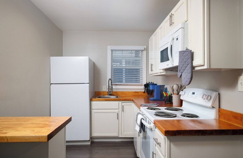 Southtown Condominio | 2BR Downtown Flat Insurance & Relocation Housing Fast Wi-Fi 30+ Nights