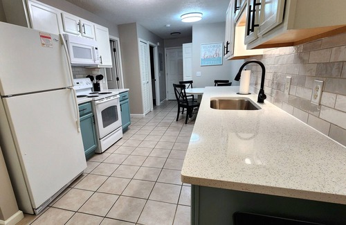 Biltmore Beach Villa | 2Br Duplex, quiet & newly updated. Sleeps 6. Near beach & lagoon boat launch.