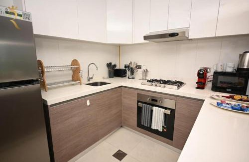 Al Raha Beach Apartamento | 2BR Enchanted Hideaway in Al Raha - Pool, Gym, and Relaxing Stay Near Yas Island