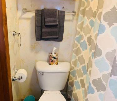 Erie Apartamento | 2BR Erie Flat Remote Work Family-Friendly