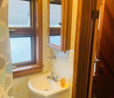 Erie Apartamento | 2BR Erie Flat Remote Work Family-Friendly