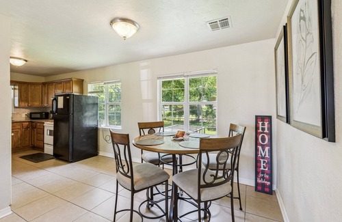 Central Oklahoma City Apartamento | 2BR Family Getaway with WiFi + Smart TV #TA