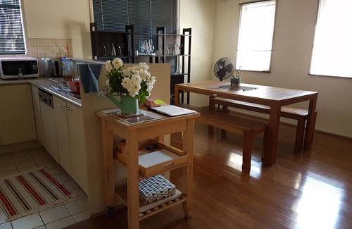 Kensington Casa | 2BR Fashionable Townhouse Flemington / Showgrounds / Melbourne
