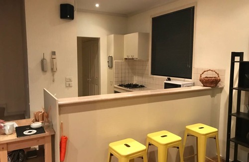 Kensington Casa | 2BR Fashionable Townhouse Flemington / Showgrounds / Melbourne